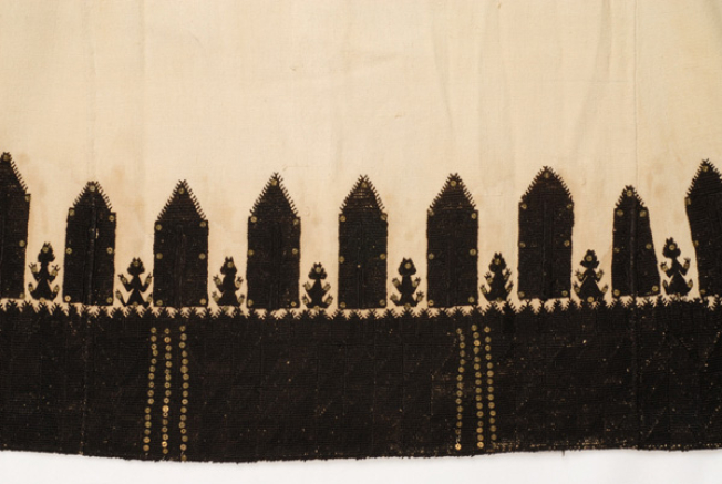 Embroidery at back "mana"