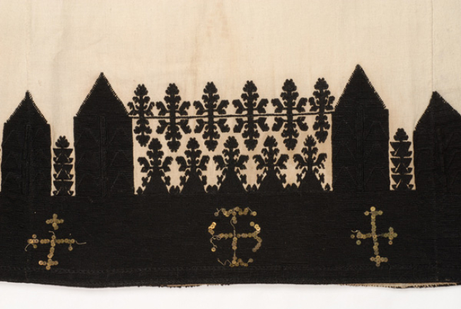 Embroidery at the front "mana" and cross