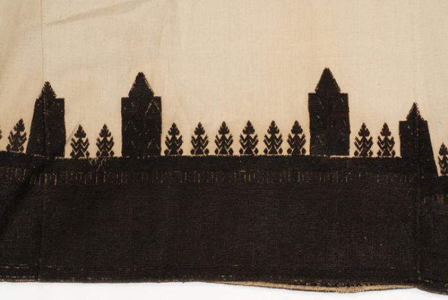 Embroidery of the front "mana"