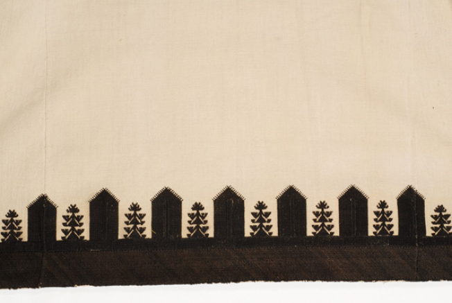 Embroidery at the back "mana"