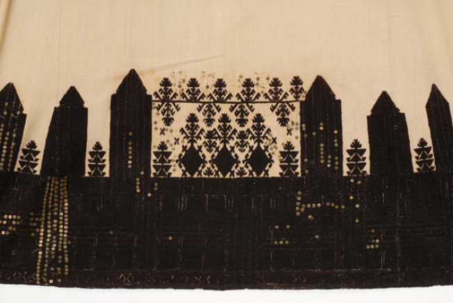 Embroidery at the front "mana"