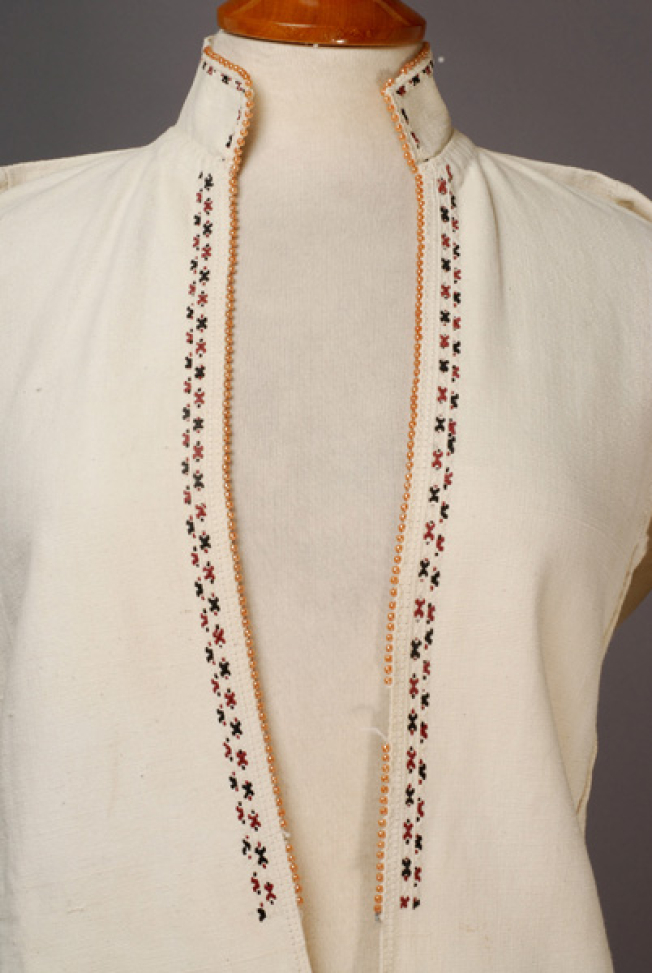 Detail of the decoration of the vertical opening