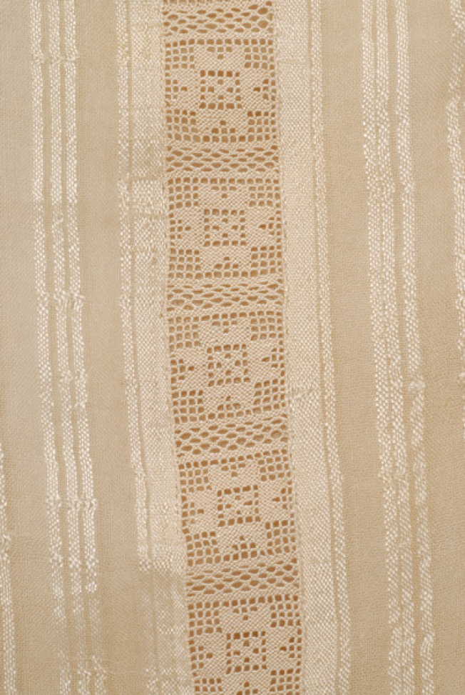 Sleeve, detail of the lacy band 