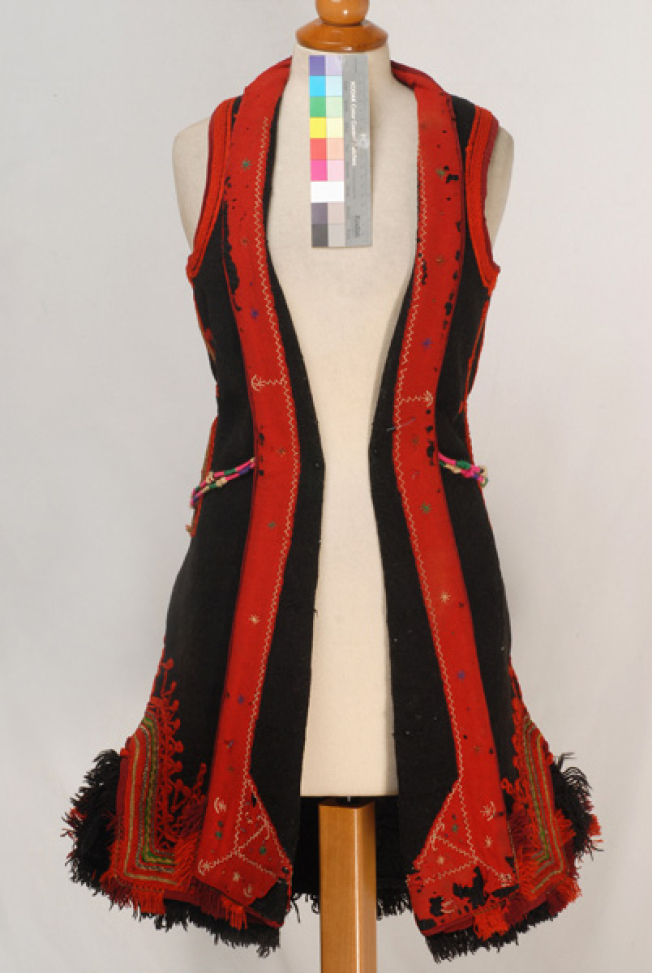 Ρεσάτσικα, μαύρος αμάνικος επενδύτης με φλόκια, γιορτινό εξάρτημα της γυναικείας φορεσιάς του Ανταρτικού