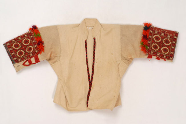 Υφαντός βαμβακερός μπούστος με επίρραπτα μανίκια από σαγιάκι, κεντημένα εσωτερικά πάνω σε κόκκινο κάμποτο με βελονιά γκομπλέν 