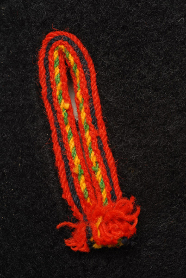 Μπροστινό φύλλο, κατακόρυφο άνοιγμα (τσέπη), ολόγυρα στολισμένο με πολύχρωμα σεράδια