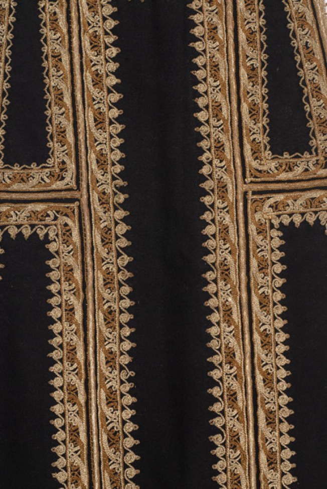 "Mana", central panel of the apron. Decoration with mesokleida and kynigo me thilitses (hunter with a small loop)