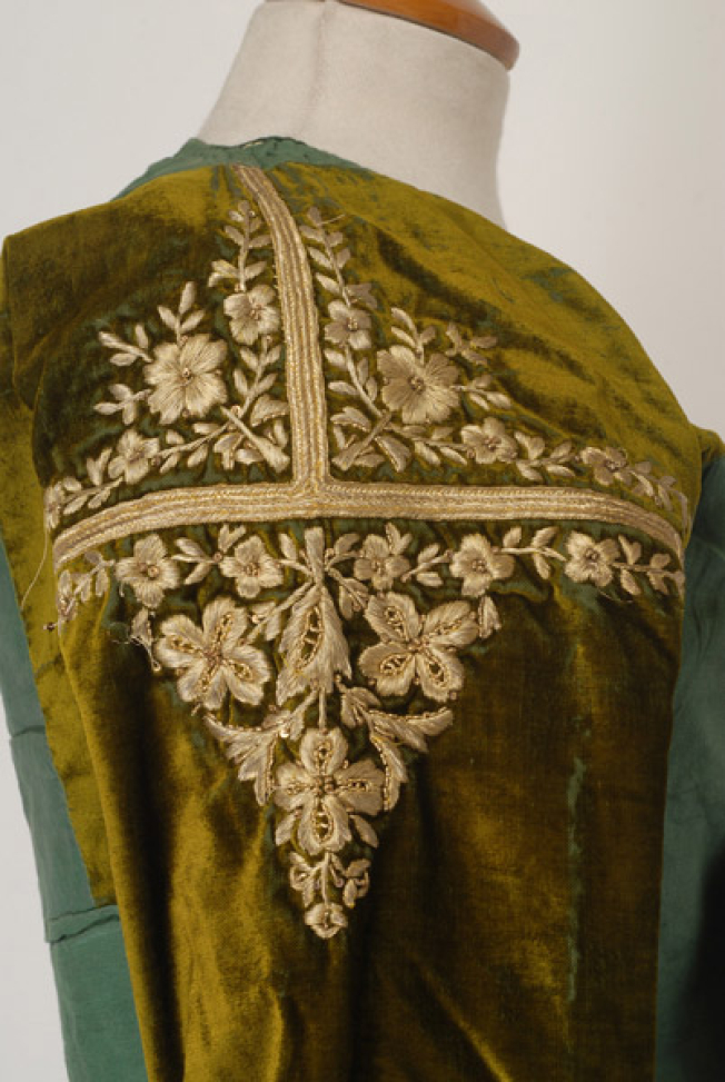 Shoulder, detail of the gold embroidery