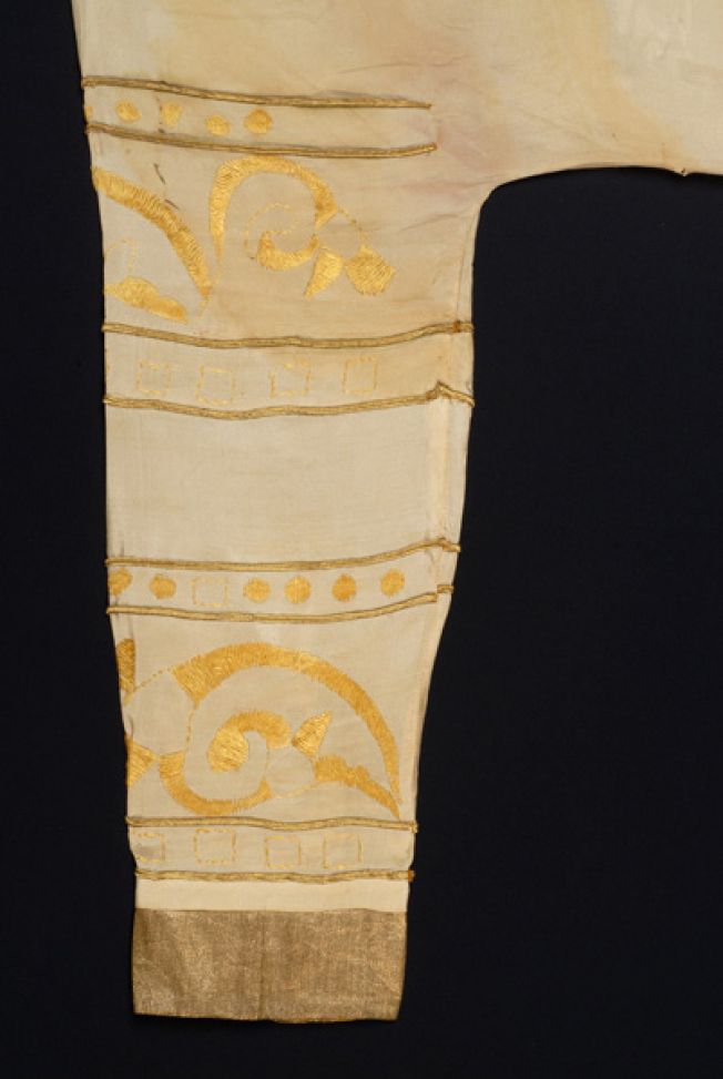 Decoration of the right sleeve