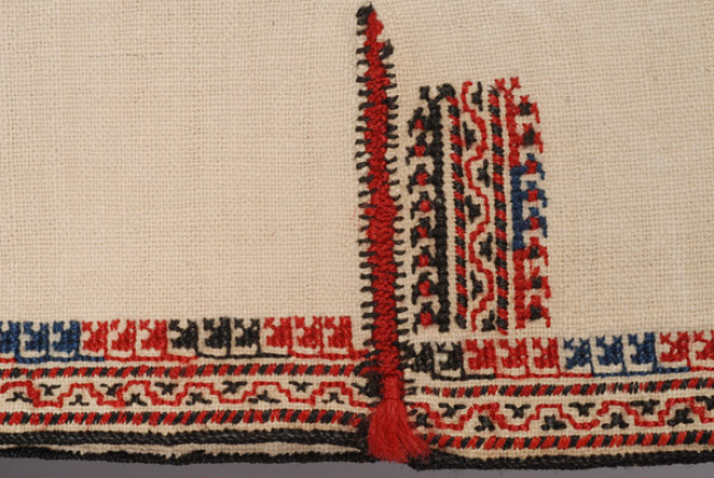 Detail of the embroidered decration at the seam of the sleeve: dichte and kraba, motif with circular edges