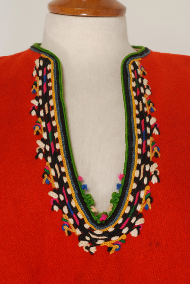 Detail of the decoration at the traile, plastron: gaitania, tieli thritour and embroidery