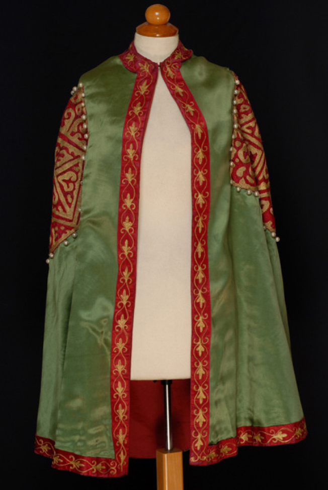 Ploumatos, chrysotavlos and revetted women's cloak 