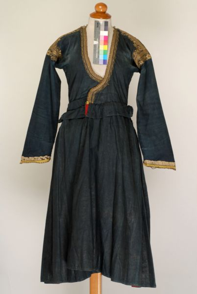 Καπλαμάς, είδος φορέματος από σκούρο βαμβακερό γυαλωμένο ύφασμα