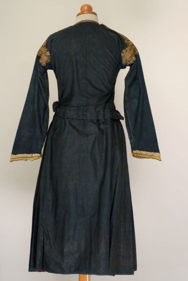 Καπλαμάς, είδος φορέματος από σκούρο βαμβακερό γυαλωμένο ύφασμα, πίσω όψη