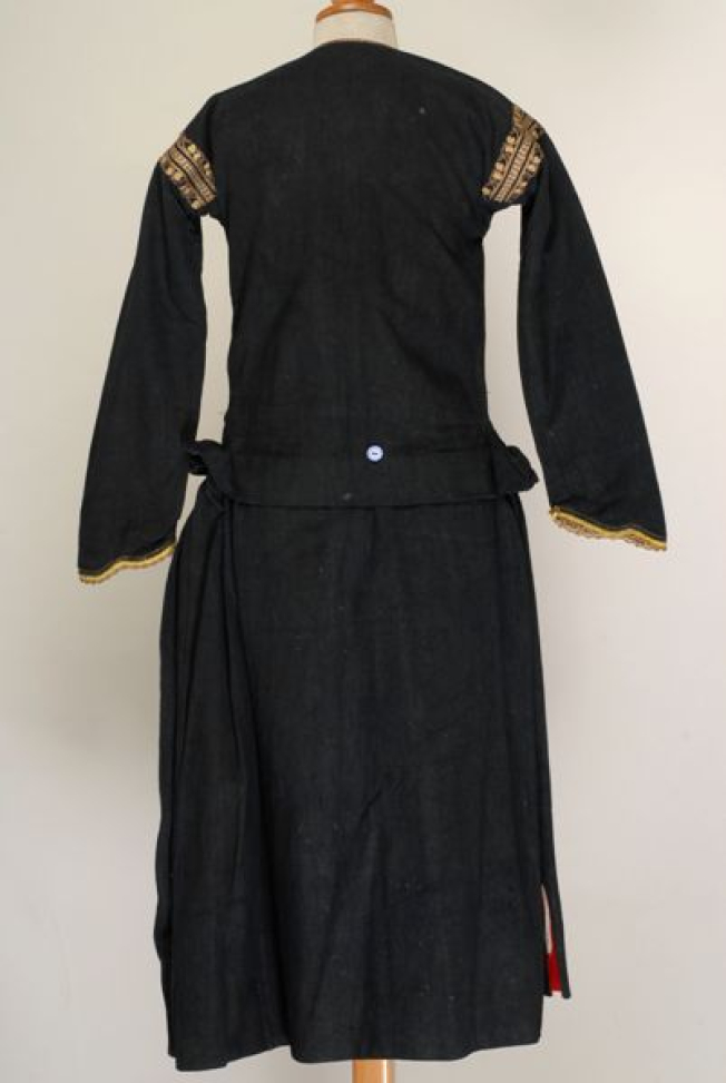 Καπλαμάς, είδος φορέματος από σκούρο βαμβακερό υφαντό ύφασμα, πίσω όψη