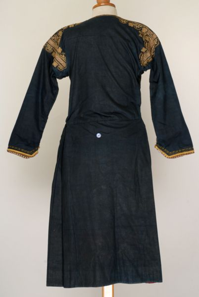 Καπλαμάς, είδος φορέματος από σκούρο βαμβακερό γυαλωμένο ύφασμα, πίσω όψη