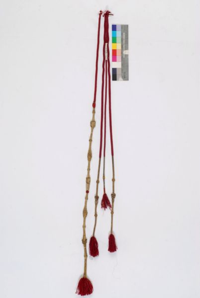 Πεσκούλια, τύπος κοσμήματος από μεταξωτό κορδόνι τυλιγμένο με χρυσοκλωστή, που απολήγει σε φούντες