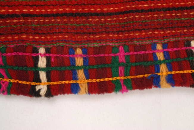 Detail of the edge, where the krosha (fringes) or kitsila are fastened with kassinaki (chain stitch)