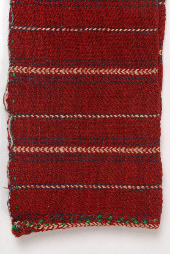 Detail of the embellished decoration. At the edge, the fastening stitch ountitsa.