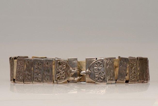 Zonari, silver articulated belt with an embossed decoration