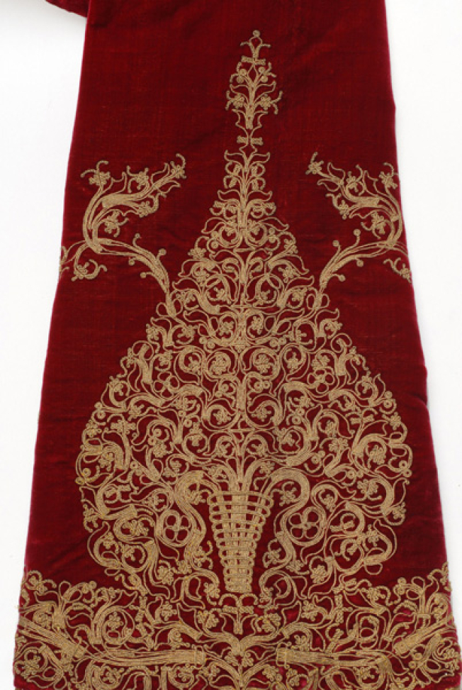 Detail of the decoratoin at the sleeve, leave-shaped motif