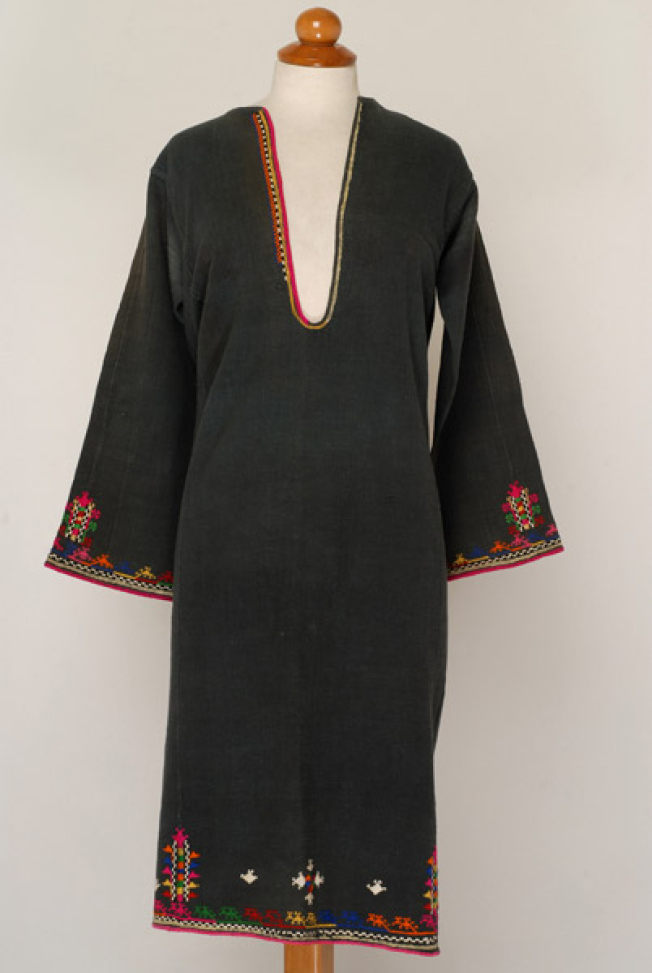 Κουμίσ', γυναικείο πουκάμισο από το Μέγα Ζαλούφι