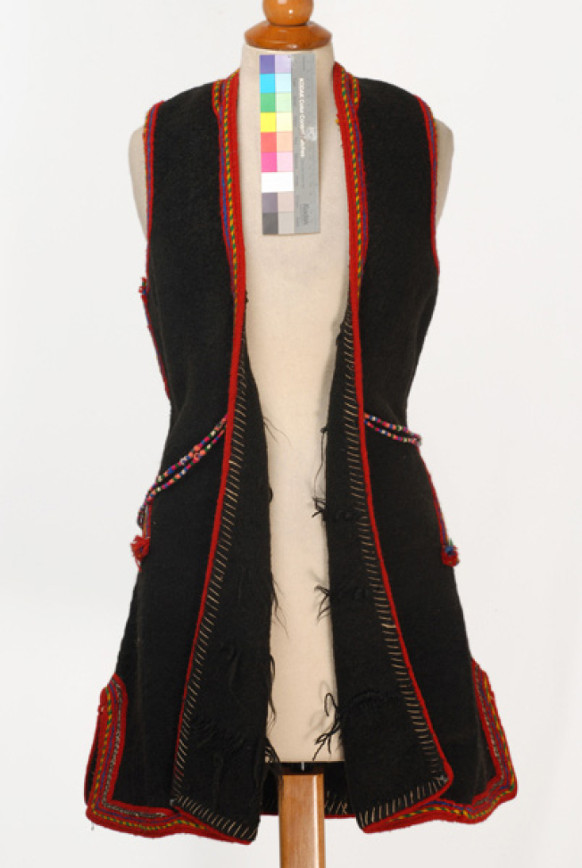 Μάλλινη σιγούνα, αμάνικος εξωτερικός επενδύτης από σαμαροσκούτι, στολισμένη με χρωματιστά σεράδια 