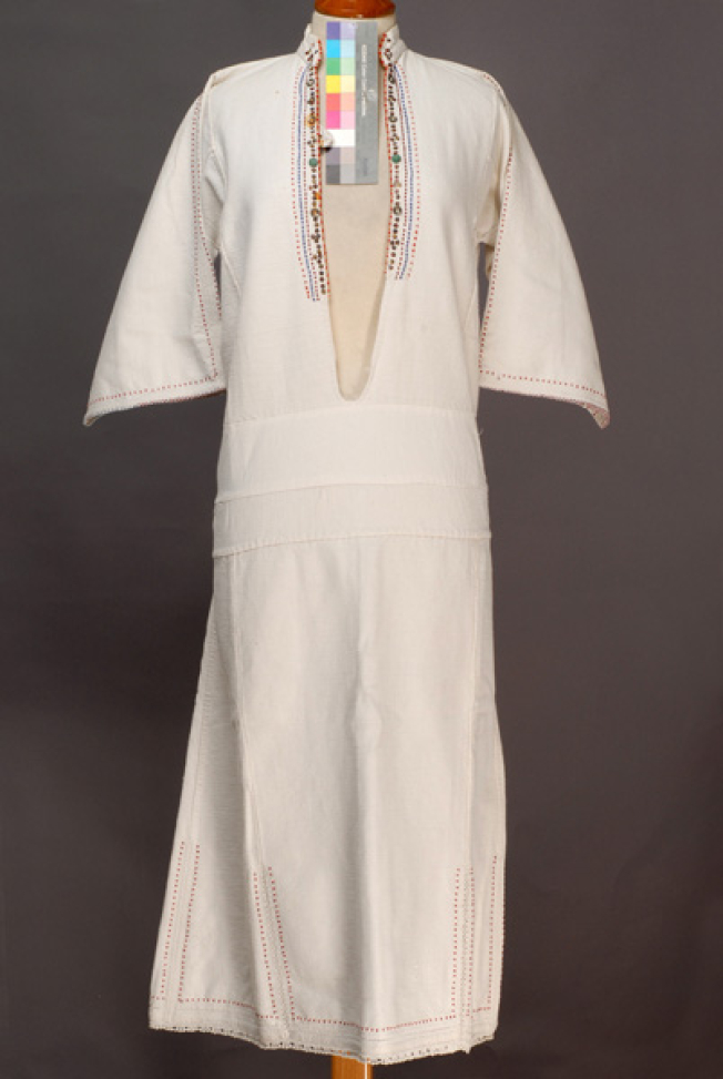 Λευκό βαμβακερό υφαντό πουκάμισο με όρθιο γιακαδάκι, στολισμένο με ματ και γυαλιστερές χάντρες και με βαμβακερή δαντέλα με το βελονάκι 