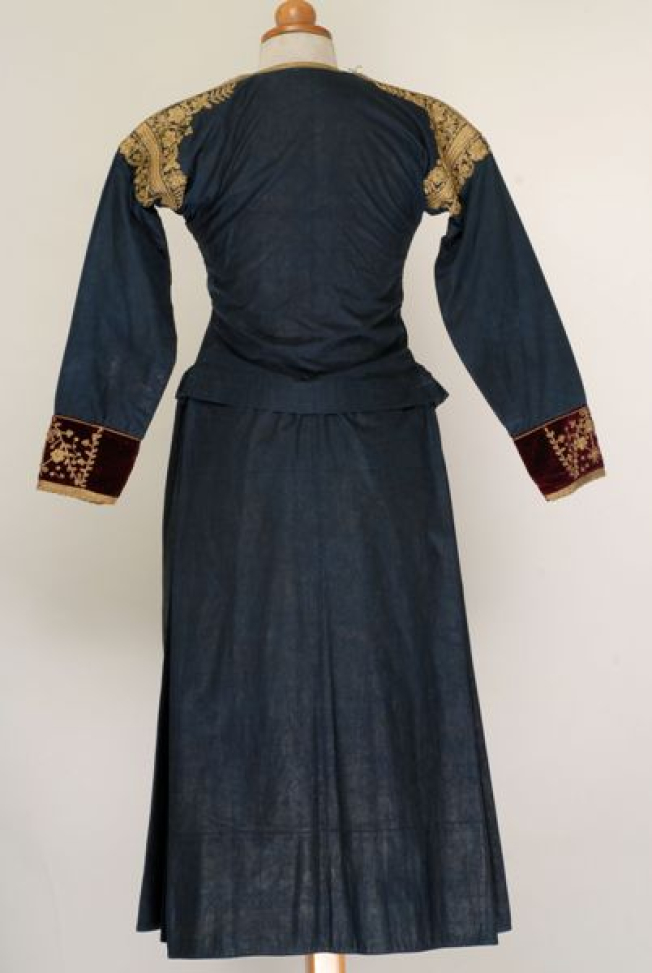 Ψιλός καπλαμάς, είδος φορέματος από σκούρο βαμβακερό γυαλωμένο ύφασμα, πίσω όψη