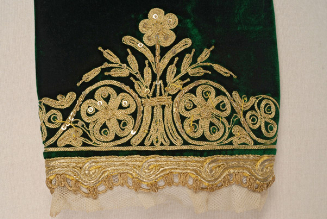 Μανίκι, λεπτομέρεια διακόσμησης με τιχρίλι, τιρτίρι χρυσό και πούλιες