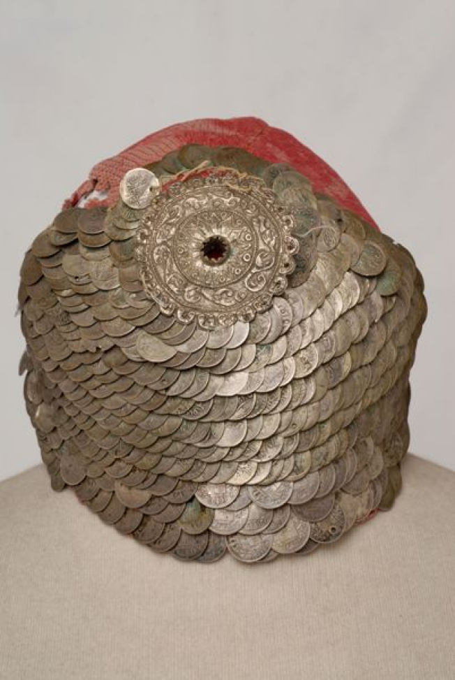 Παραδωμένο φέσι. Επίρραπτη διακόσμηση με ασημοπαράδες και ασημένιο τάσι με κόκκινη πέτρα στο κέντρο