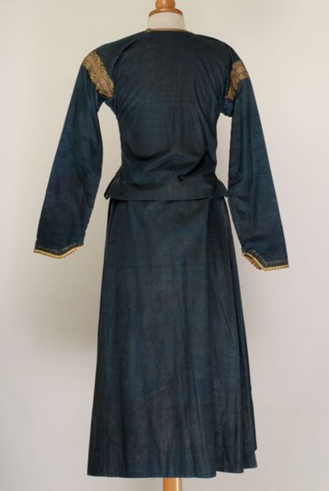 Καπλαμάς, είδος φορέματος από σκούρο βαμβακερό ύφασμα, πίσω όψη
