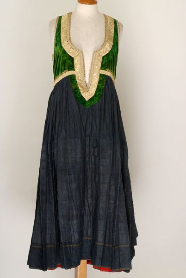 Μεγαρίτικο φουστάνι με βελούδινο πανωκόρμι σε πράσινο χρώμα