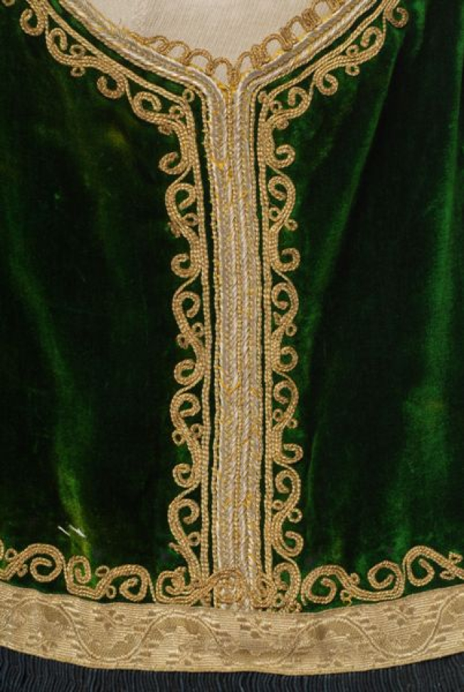 Πανωκόρμι, λεπτομέρεια διακόσμησης με χρυσό γαϊτάνι, χρυσή τρέσα και λεπτό χρυσοκέντημα 