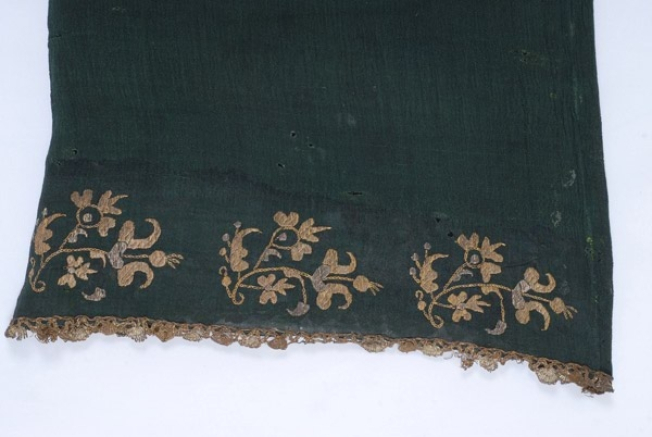 Embroidery and lace of the sleeve