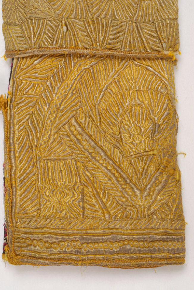 Central and side motif of the undersleeve