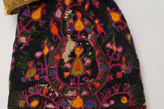 Back embroidery of the undersleeve: "mastrapas (pitcher)" and women's dance