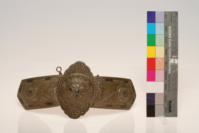 Asimozounaro, gold plated forged buckle with an embossed decoration. It is engraved and filled with black savati (enamel)