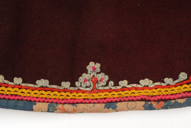 Detail of the applique decoration at the border: commercially available braids, klarakia (twigs) and salingaria (snails) with gaitania.