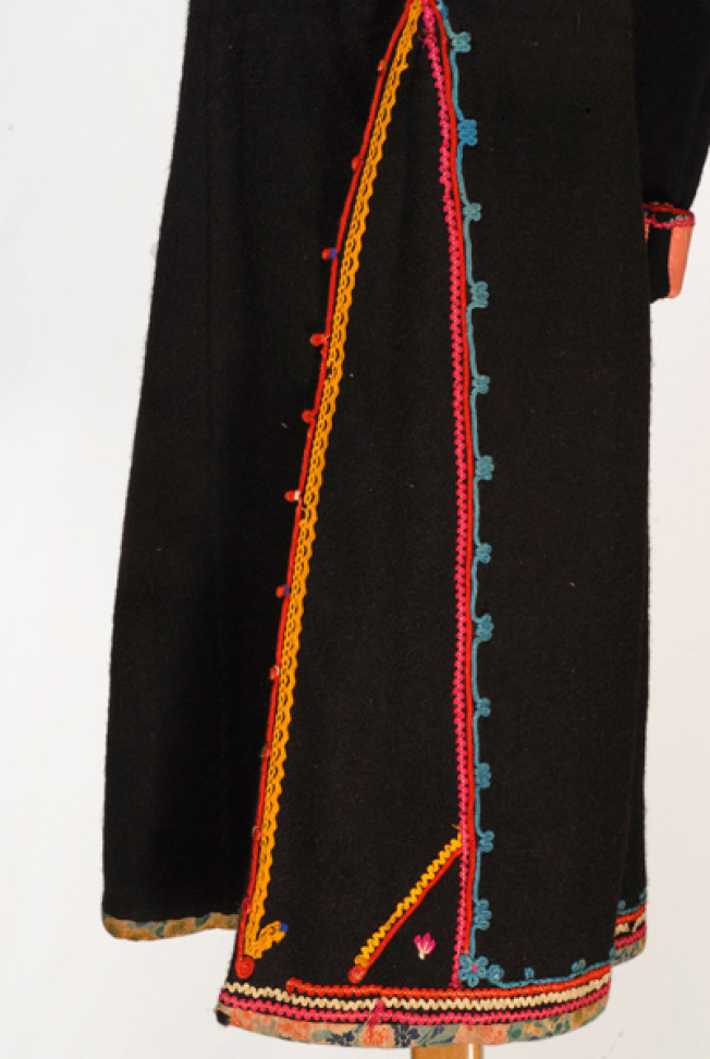 Detail of the applique decoration at the side pleat