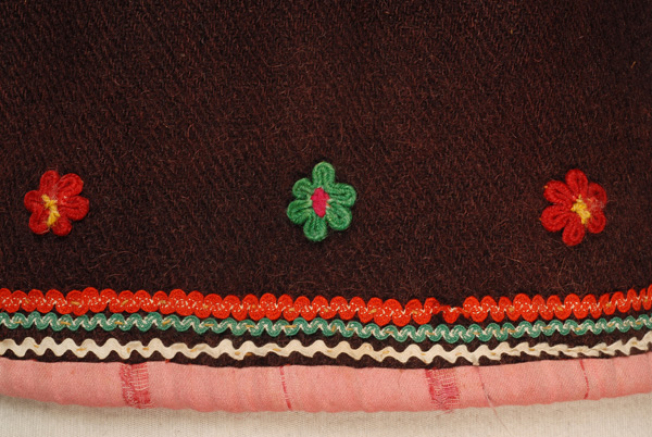 Detail of the applique decoration at the border: commercially available braids and klarakia with gaitania.