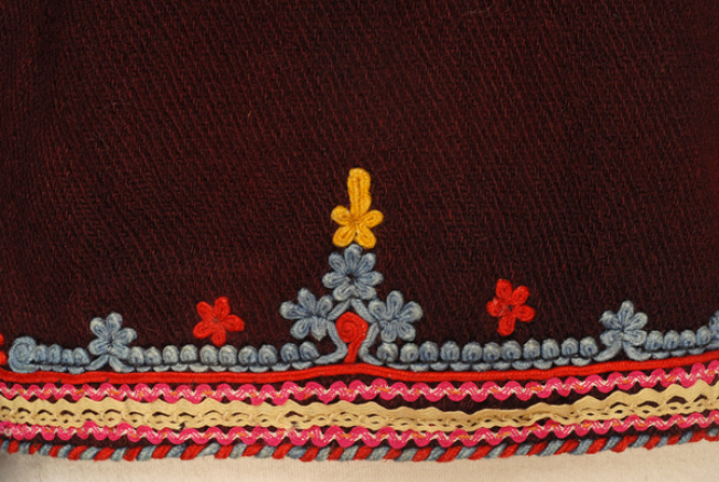 Detail of the applique decoration at the border. On the top row, klarakia (twigs) and salingaria (snails).