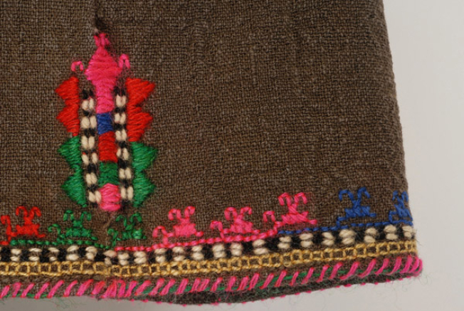Detail of the decoration at the sleeves: embroidery at the hem and the seam (dichte)