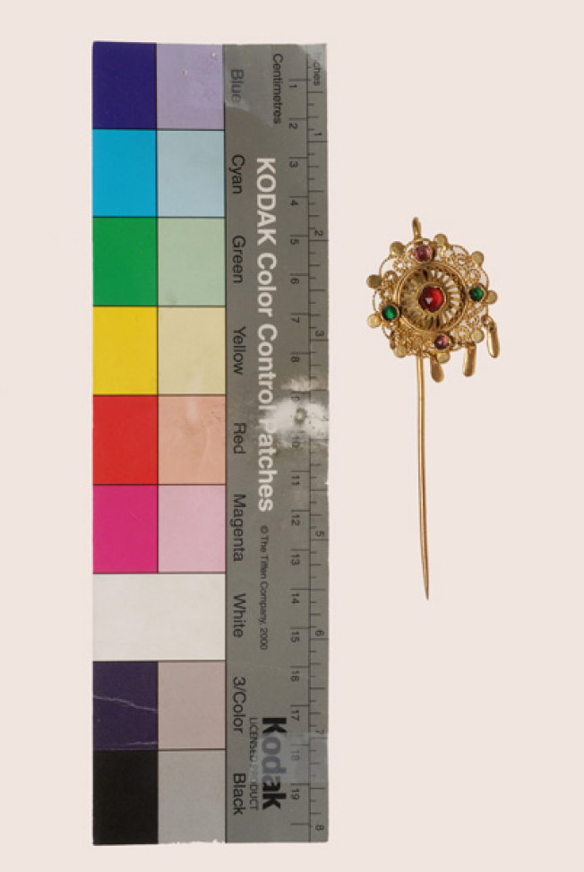 Gilt filigree karfovelona bolias decorated with variegated glass stones