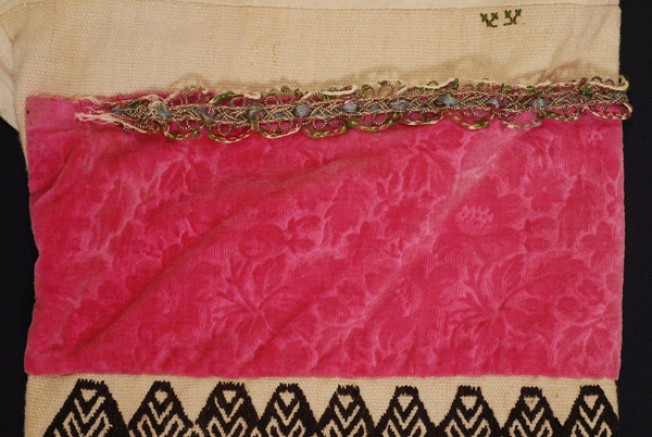 Top part of the sleeve: velvet and fillet with beads