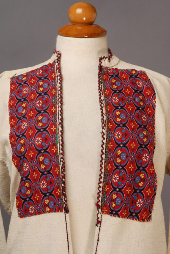 Detail of the applique decoration: pazoufka, plastron, ornamented with tsiti (calico)