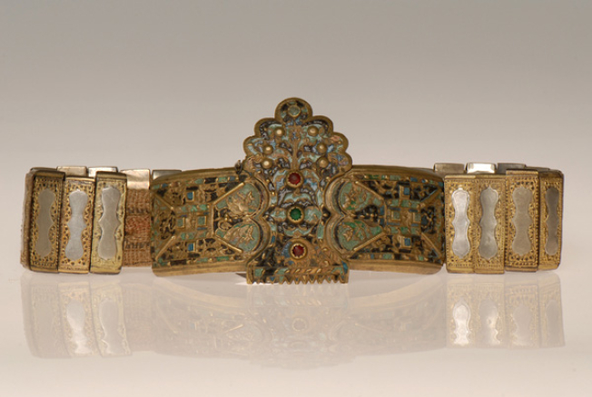 Zounari me tin korona, jointed belt with a shapely gilt buckle