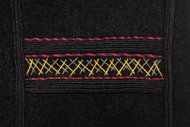 Detail of the decoration at the horizontal seam of the side panels