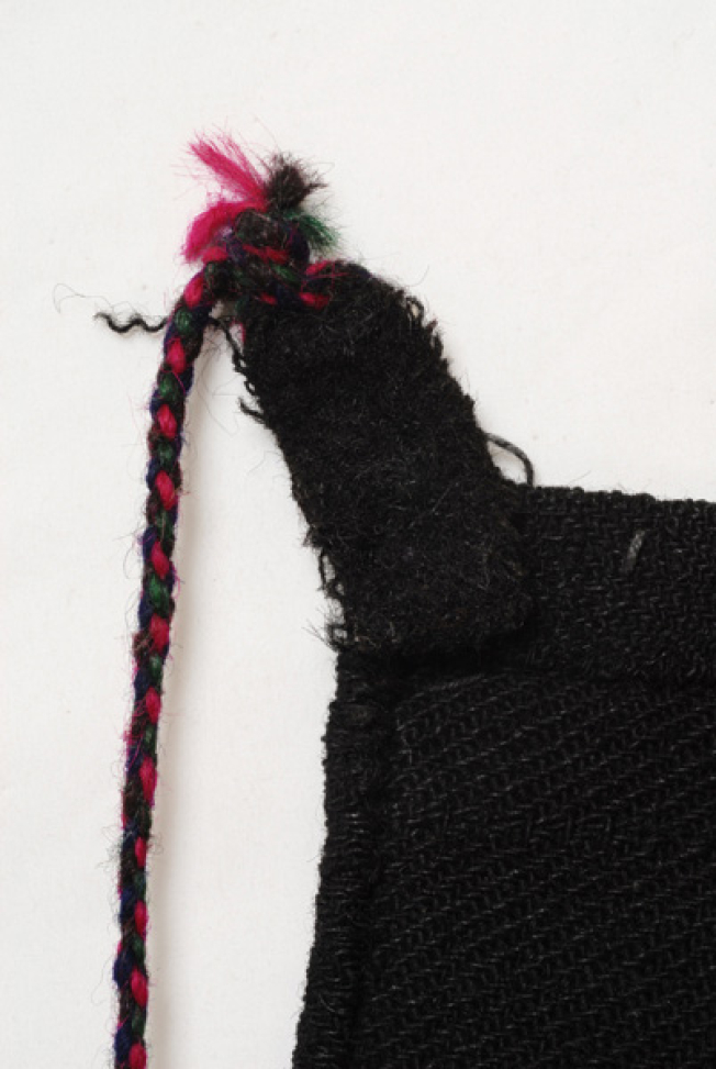 Fastening of the colourful cord at the waist