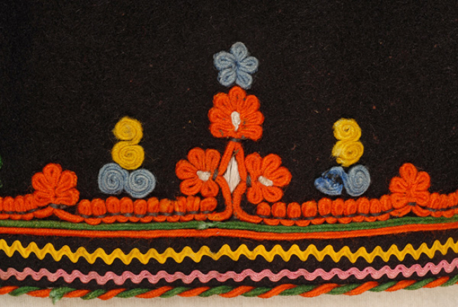 Detail of the applique decoration at the border: commercially available braids, klarakia (twigs) and salingaria (snails) with gaitania.